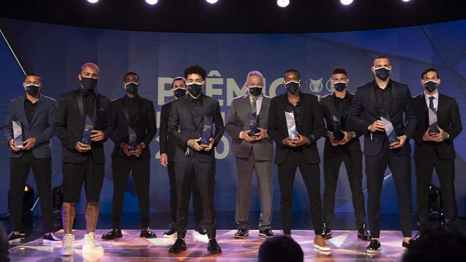 CBF premia o bicampeão Flamengo; confira a Seleção do Campeonato!