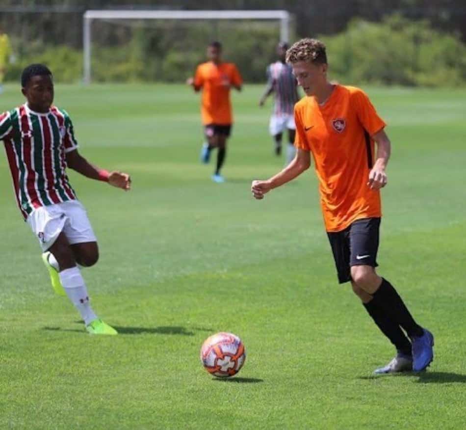 Palmeiras contrata lateral de 16 anos para reforçar a base