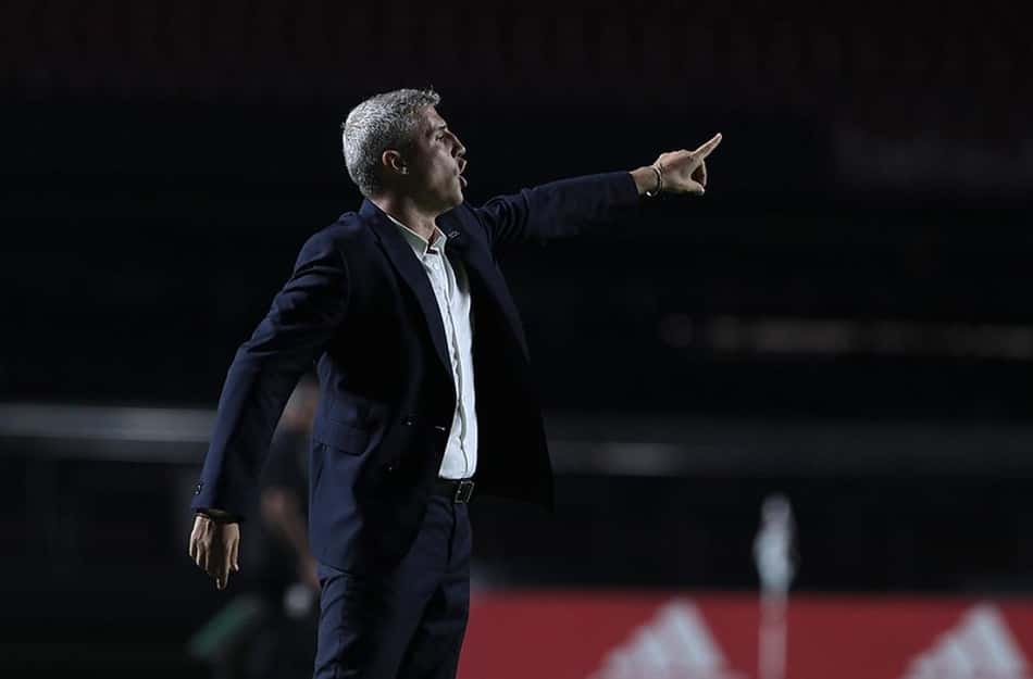 Muito volume, pouca eficiência: veja os números do São Paulo na estreia de Crespo