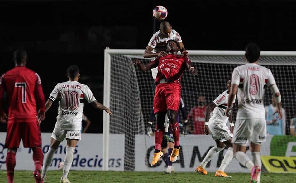 São Paulo sofreu gols em todos os jogos em 2021; Crespo fala em 'adaptação' da defesa