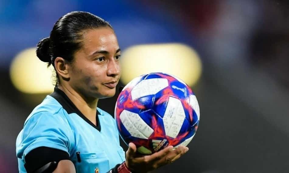 Árbitra Edina Alves Batista é a convidada na volta do 'Grande Círculo' ao estúdio