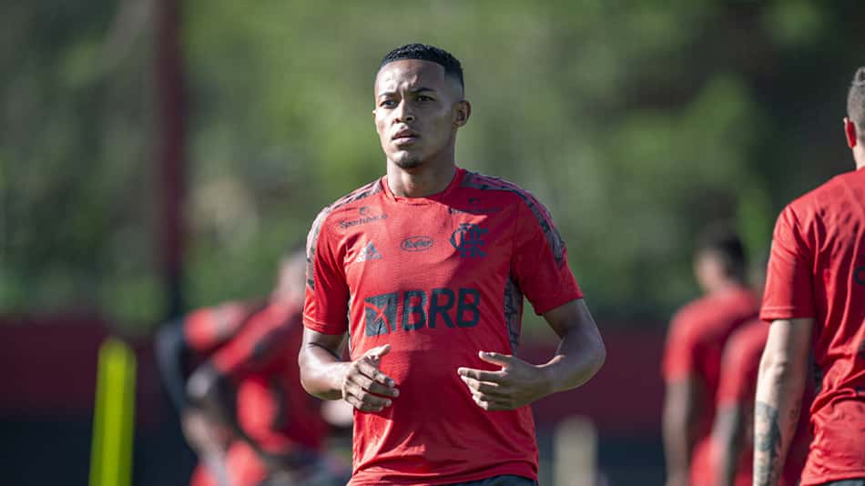 Joia da base do Flamengo, Lázaro entra na mira de clube inglês