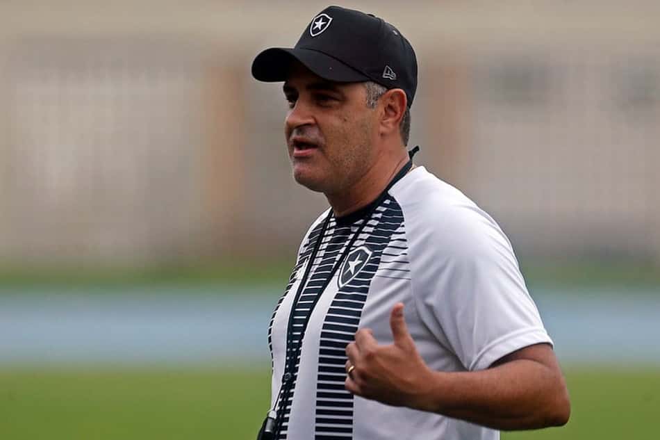 Chamusca enaltece funcionários do Botafogo após semana com trocas de sedes: 'Heróis invisíveis'