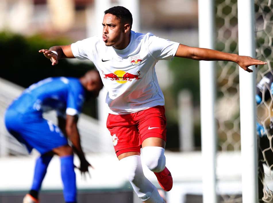 Iago Telles comemora gol e assistência em estreia do Red Bull Brasil na A2