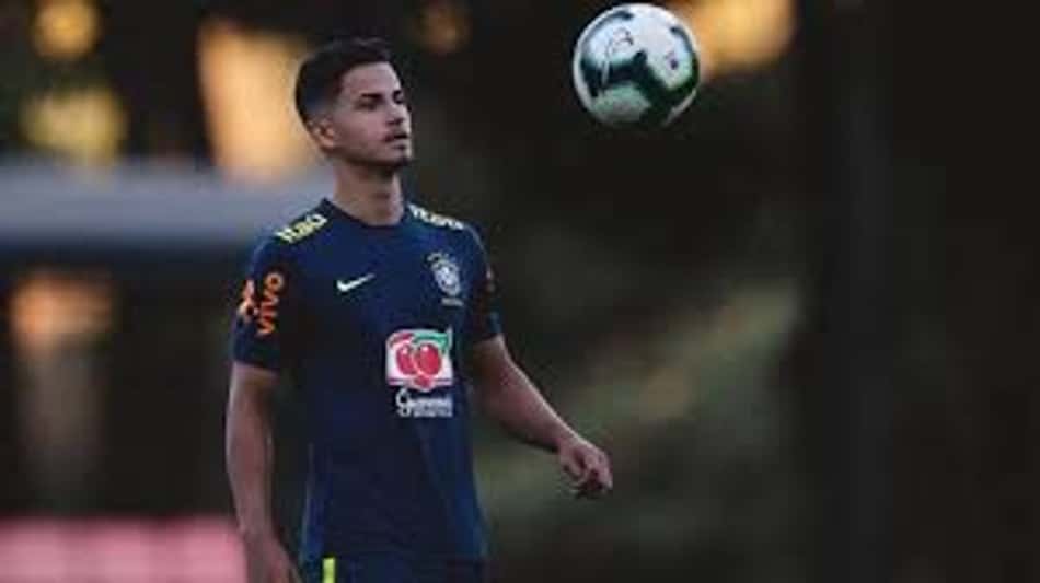 Hélio Júnior tem passagens por seleções de base e está próximo de se tornar jogador comunitário na Europa