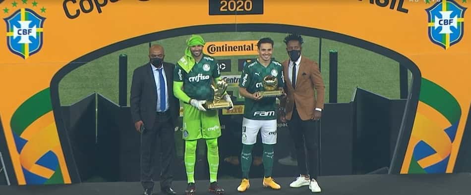 Raphael Veiga e Weverton são eleitos melhor jogador e melhor goleiro da Copa do Brasil