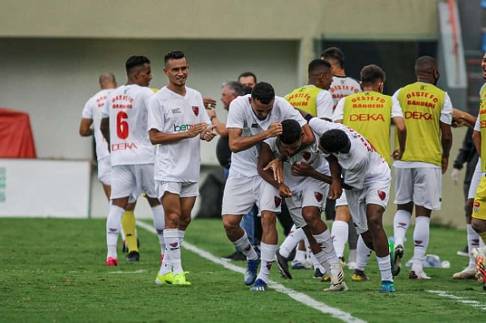 Mais jovem a marcar pelo Oeste, Kauã Jesus celebra primeiro gol como profissional