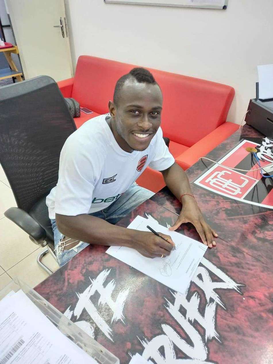Volante colombiano Jonny Mosquera é o novo reforço do Oeste