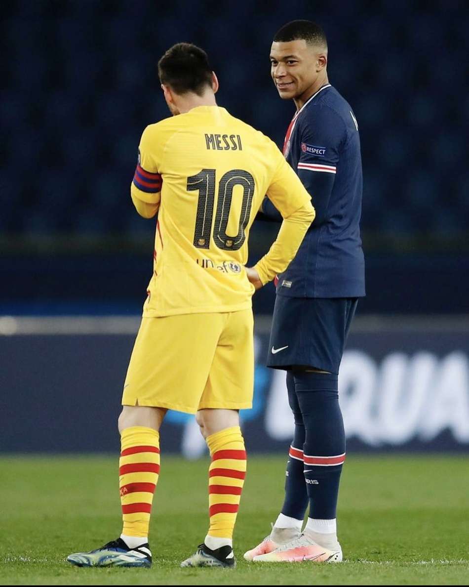 Após eliminação do Barcelona, Mbappé publica foto demonstrando admiração por Messi