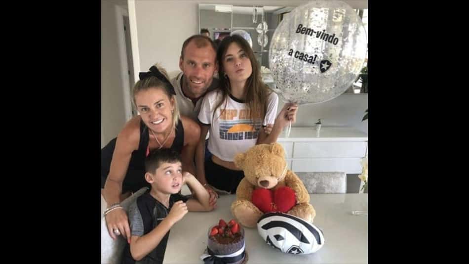 Esposa de Carli 'antecipa' Botafogo e confirma retorno: 'Bem-vindo à casa'