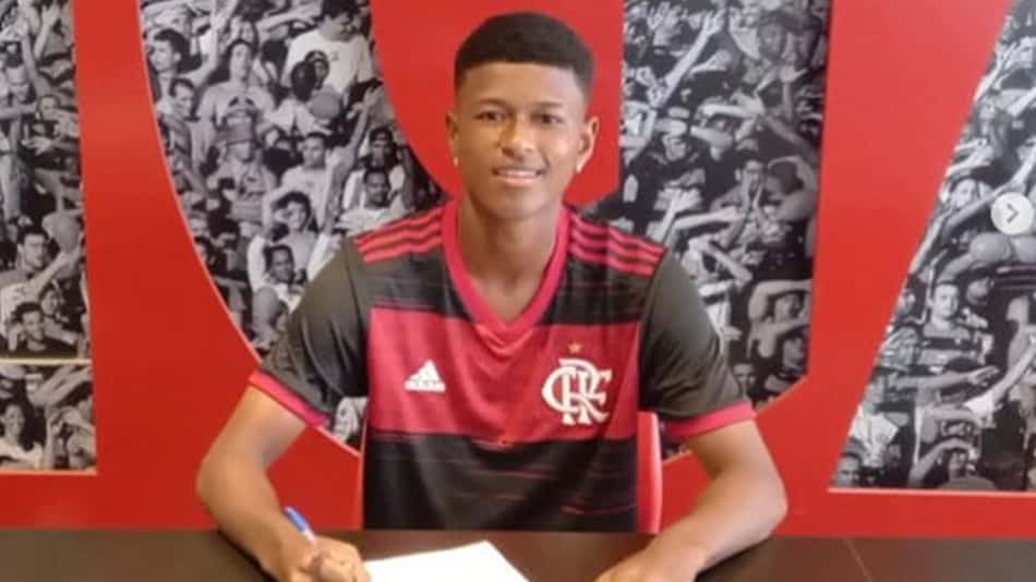Joia de 15 anos assina o primeiro contrato com o Flamengo: 'Quero fazer história aqui'