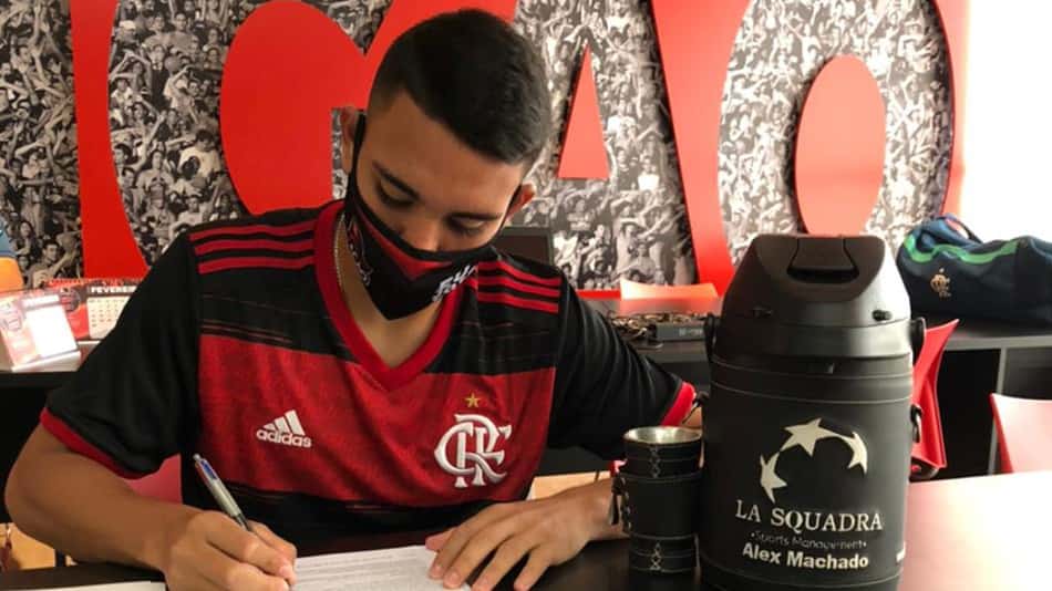 Aos 18 anos, volante paraguaio assina com o 'poderoso Flamengo'