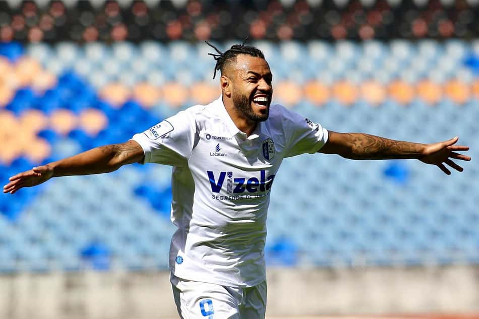Em bom momento no Vizela, Cassiano recebe prêmio no Vizela e espera crescimento no clube