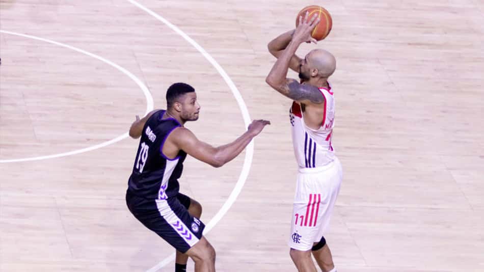 Com placar centenário, Flamengo vence Pinheiros com facilidade e segue no topo do NBB
