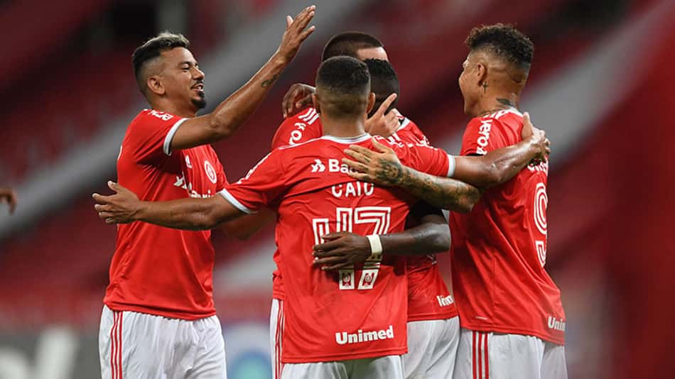 Torcida do Internacional cobra jogadores que se aglomeraram em barco durante folga