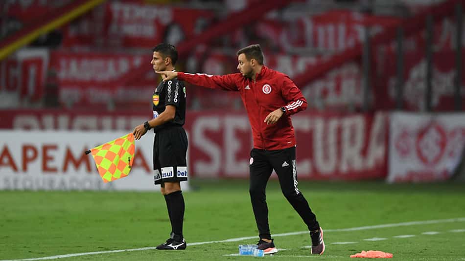 Miguel Ángel Ramírez 'invade' o gramado e passa instruções aos auxiliares do Internacional