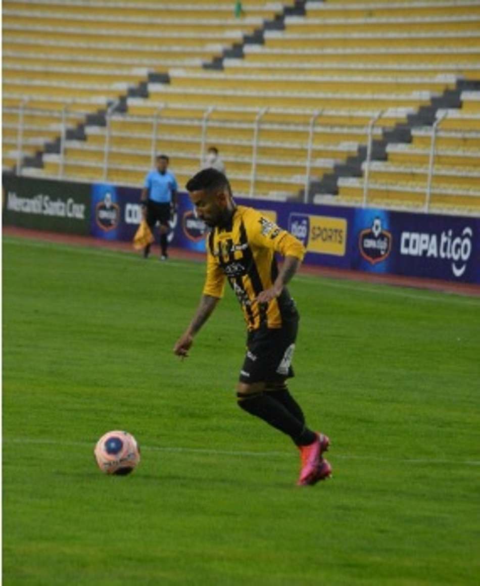 Boliviano: The Strongest vence clássico e cola na liderança