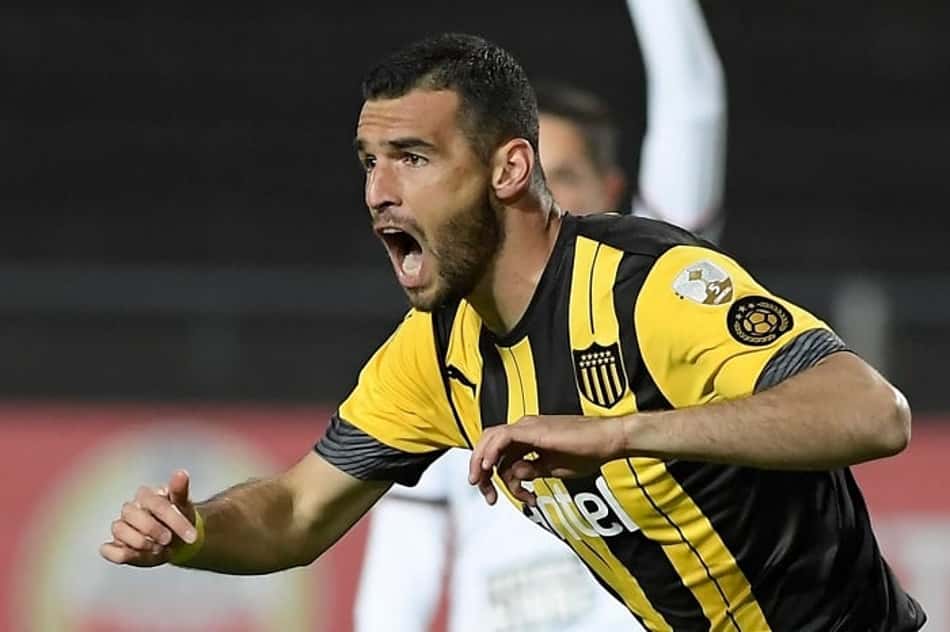 Zagueiro do Peñarol prefere evitar comentário sobre possível saída