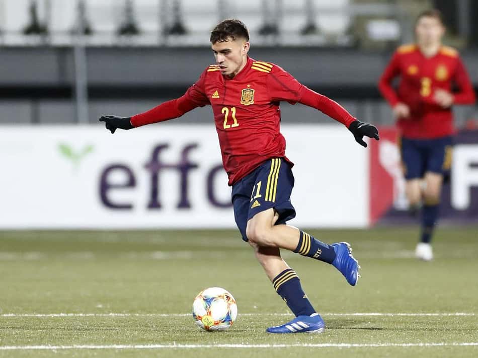 Técnico da Espanha rasga elogios a jovem do Barcelona e o compara com Iniesta