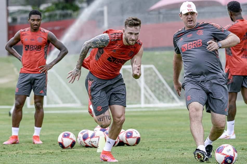Léo Pereira se reapresenta ao Flamengo e realiza exame para Covid; zagueiro será multado por falta
