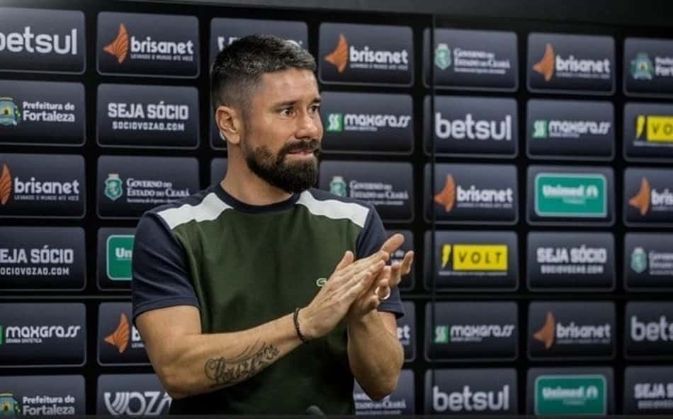 VÍDEO: Ceará homenageia Ricardinho em despedida e jogador se emociona