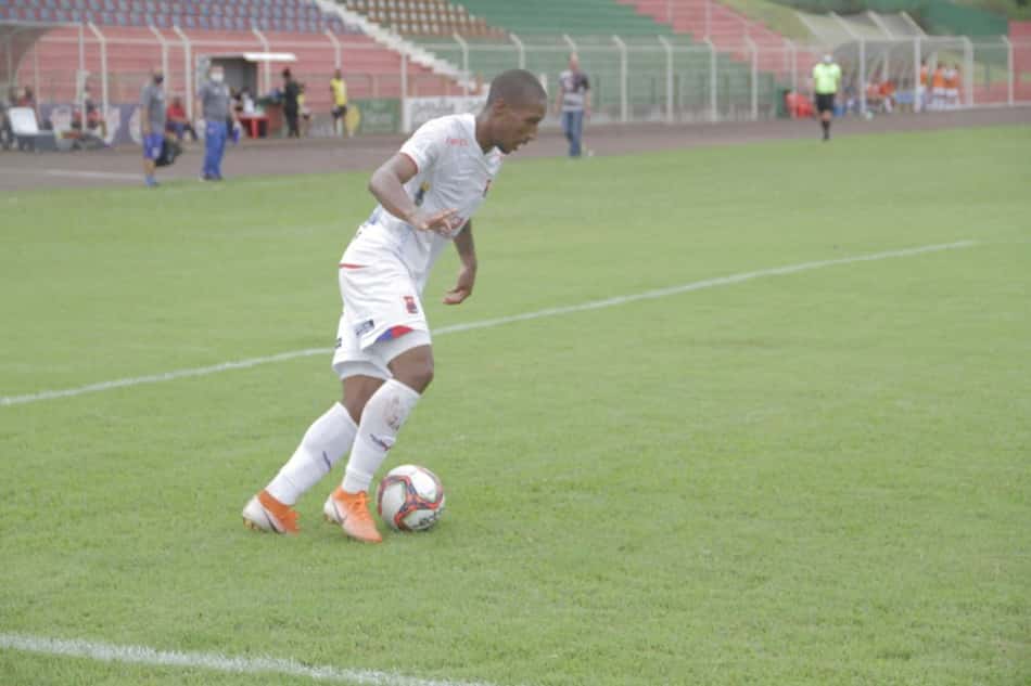 Gustavinho sofre pênalti, marca e é destaque do Paraná em vitória no Paranaense