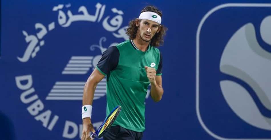 Lloyd Harris celebra ponto em Dubai