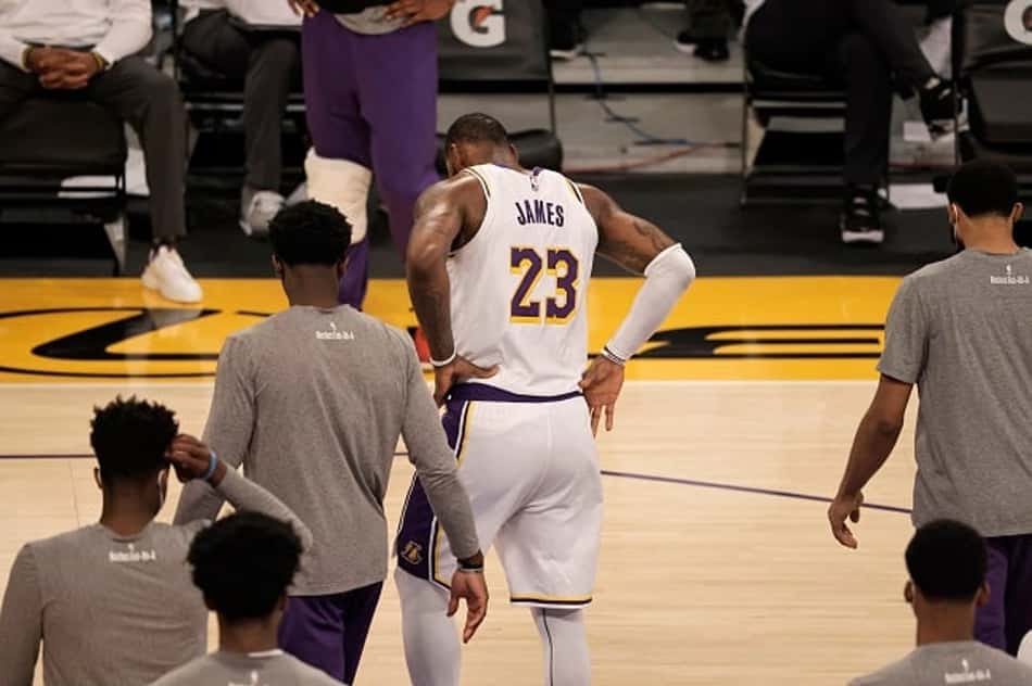 LeBron deverá disputar playoffs com dores no tornozelo