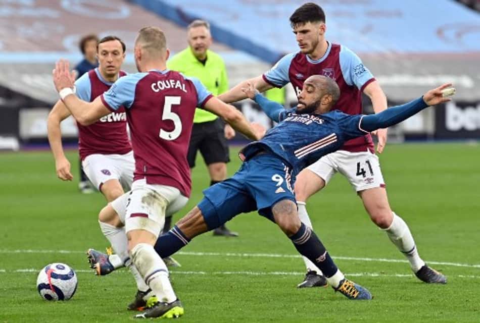 Arsenal sai atrás em jogo de seis gols, mas busca empate improvável com o West Ham no clássico de Londres