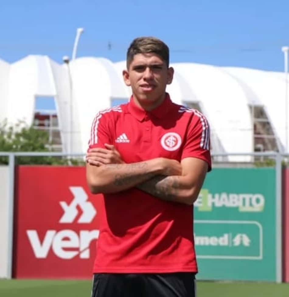 Atacante na área! Carlos Palacios é anunciado pelo Internacional