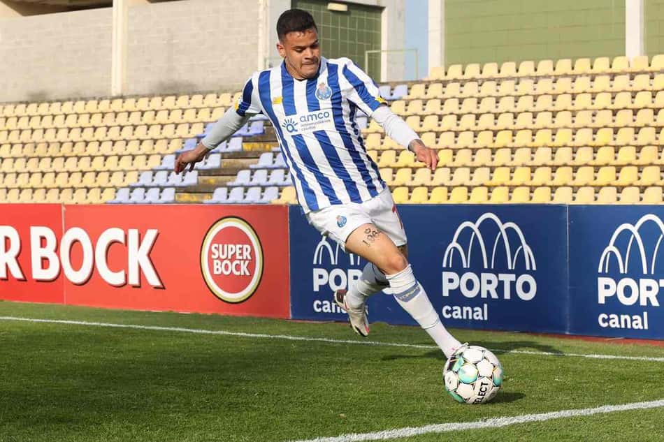 Ao lado de outros brasileiros, Carlos Gabriel se destaca mais uma vez pelo Porto B