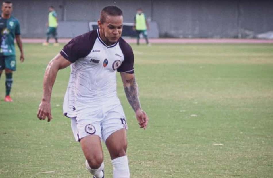 Meia venezuelano marca seu primeiro com a camisa da nova equipe