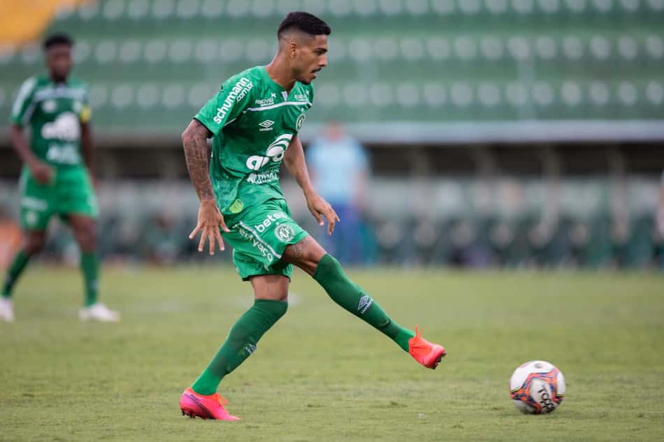 Liberado para procurar outro clube, atacante da Chape pode jogar na Série B