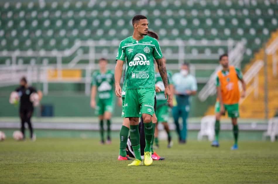 Chapecoense anuncia a saída do zagueiro Hiago