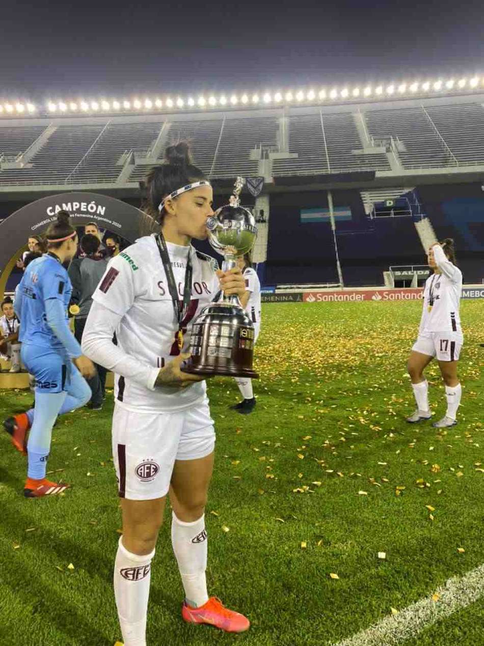 Autora do primeiro gol na final da Libertadores feminina vibra com o título da Ferroviária