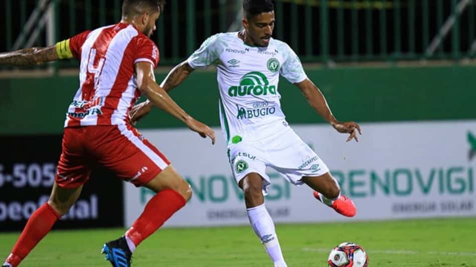 Chapecoense pressiona, mas Hercílio Luz é mais efetivo e Verdão perde a primeira no Catarinense