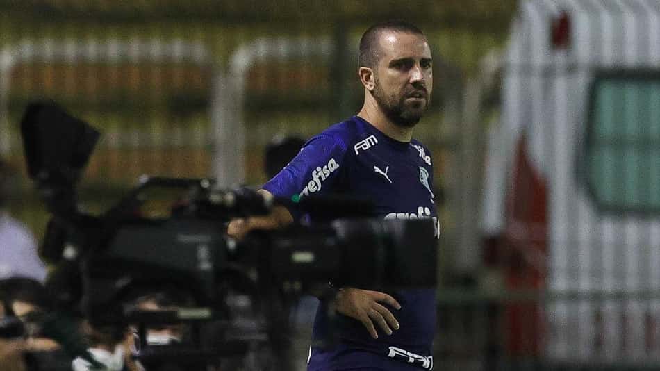 Auxiliar de Abel Ferreira pede calma com jovem da base após estreia pelo Palmeiras: 'É um vulcão a acontecer'