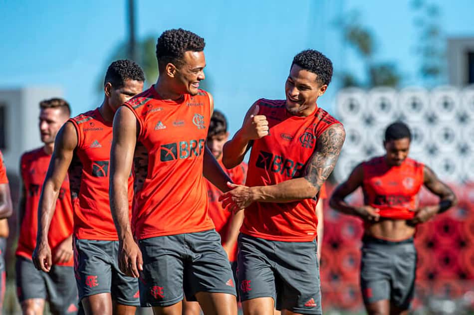 Com desfalques e Muniz em alta, Flamengo amplia espaço da base no elenco