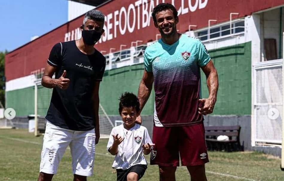 Léo Moura recebe convite de Mário Bittencourt e leva filho tricolor ao CT do Fluminense