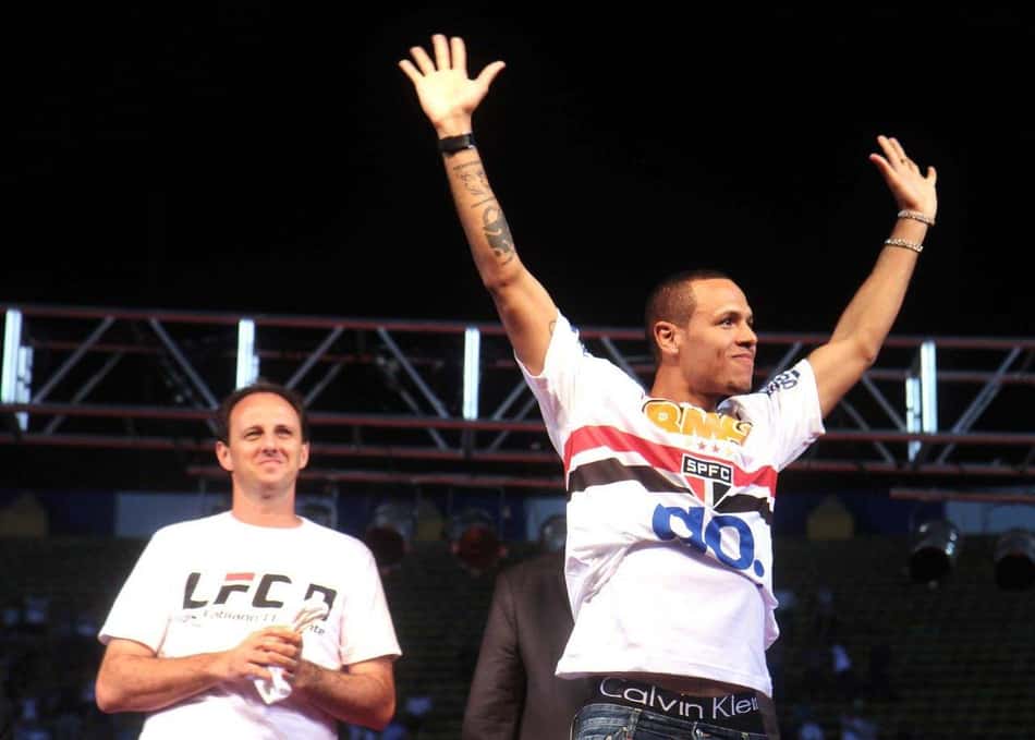Atacante Luis Fabiano oficializa sua aposentadoria: 'Lutei muito contra meu corpo'