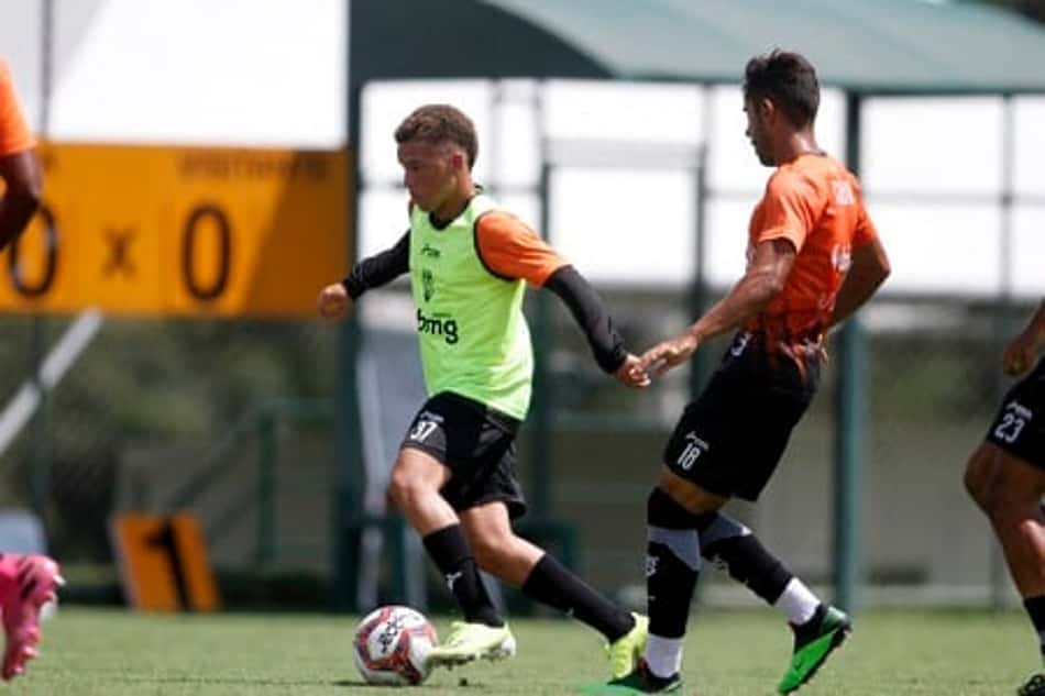 Joia de 15 anos da base do Coimbra, com passagem pelo Santos, mostra maturidade e já treina com o sub-20 e profissionais do clube