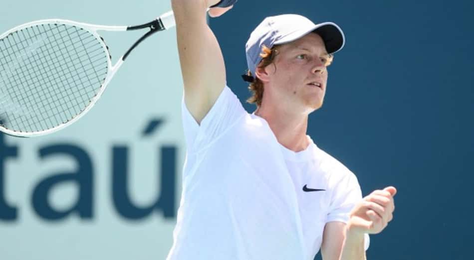 Sinner bate Rublev e aguarda Tsitsipas na semi em Barcelona