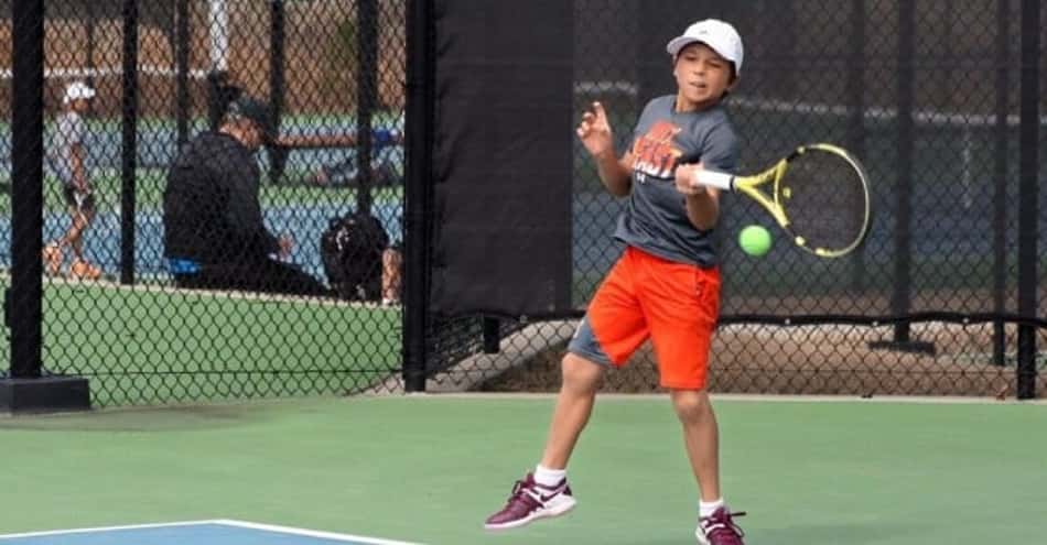 Fã de Nadal, garoto de 10 anos joga sem o backhand