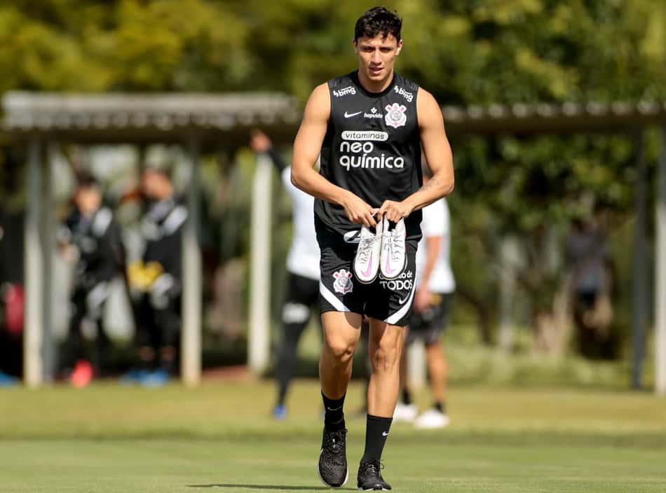 Mantuan faz atividade em campo, mas ainda está longe de retorno ao Corinthians