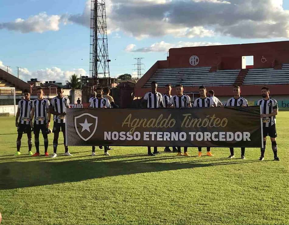 Botafogo entra em campo com faixa em homenagem a Agnaldo Timóteo