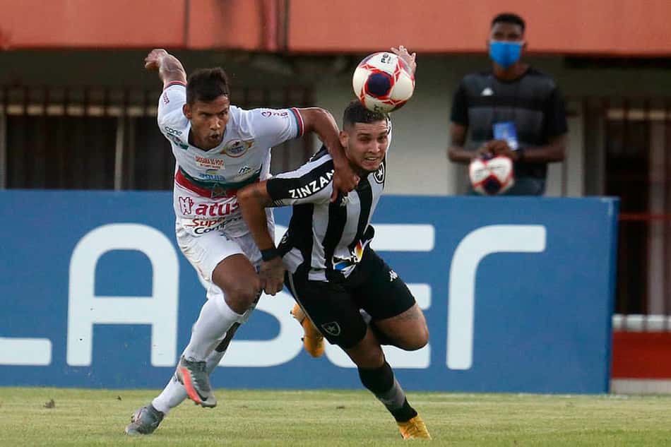 Botafogo tem um jogador a mais por todo o segundo tempo, mas só empata com a Portuguesa pelo Carioca