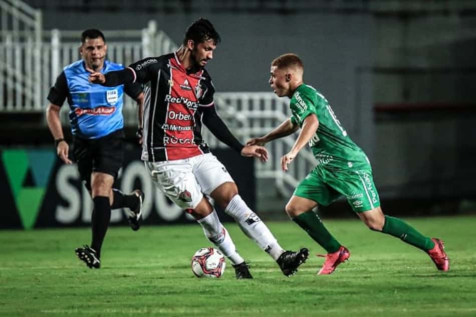 Titular diante do JEC, Foguinho quer Chape ligada nas três rodadas finais