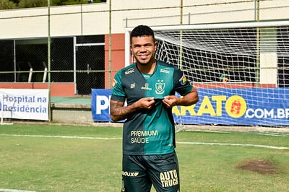Yan Sasse é apresentado no América-MG e celebra chance no Coelho