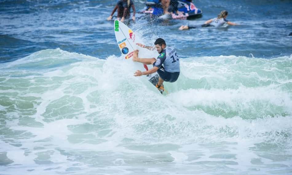 Adriano de Souza Mineirinho avança para a 3ª fase em Newcastle — Foto: Dunbar / WSL