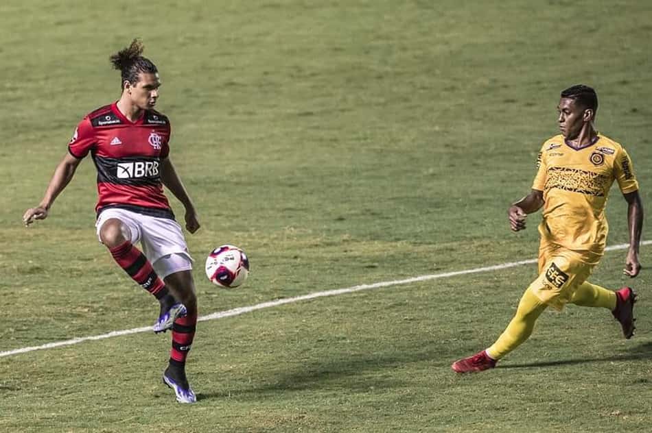'Sou um bom goleiro': Arão brinca e se oferece para substituir Diego Alves em goleada do Flamengo; veja o vídeo